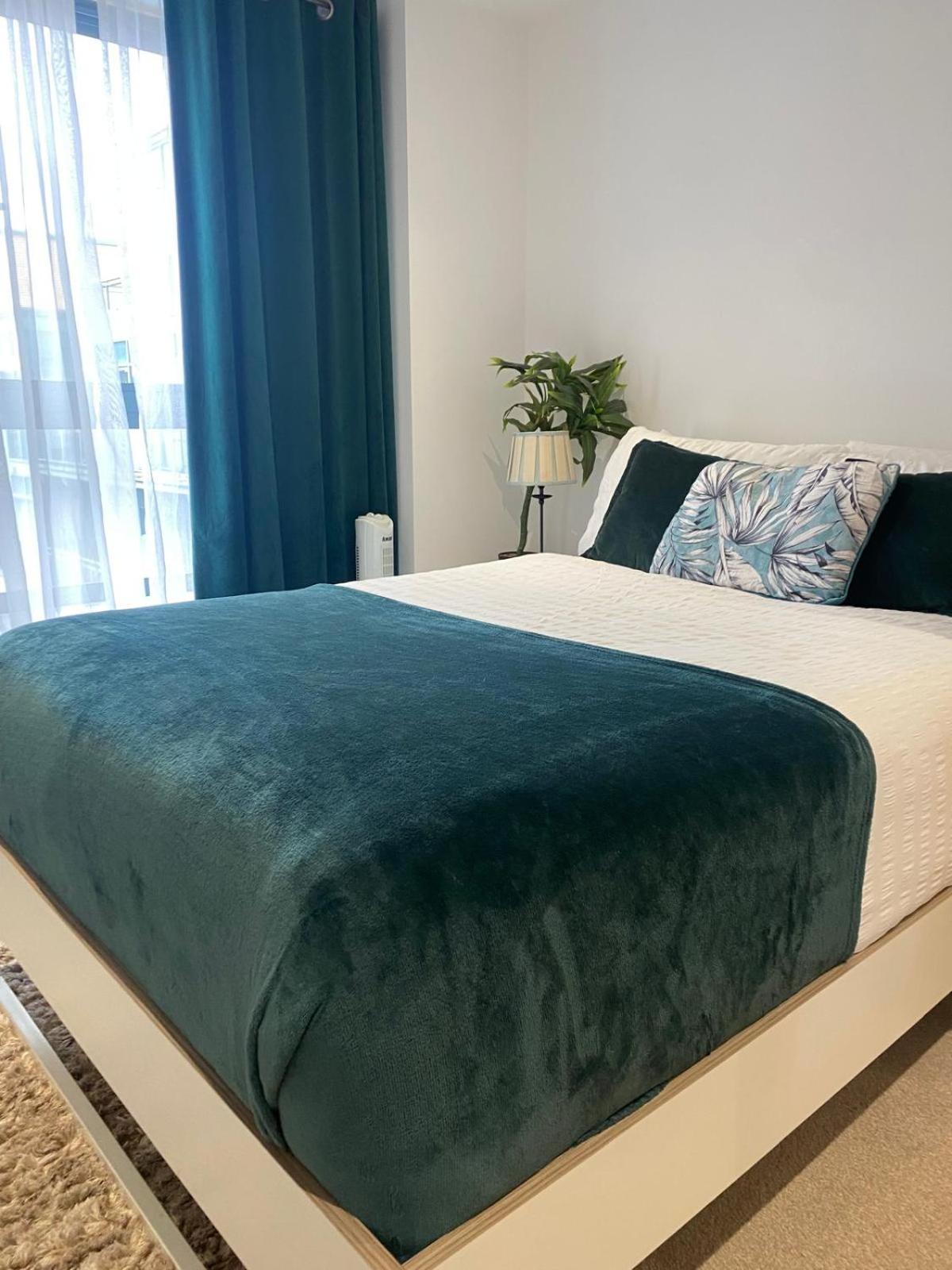 Stylish In Great Location, Parking Possible - West One Apartment